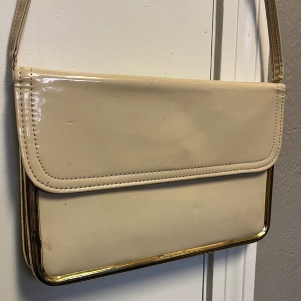 Vintage Shabby Chic Tan and Gold Shiny Patent Leather Brass Metal bag 11